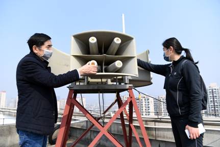 無(wú)錫市人防辦工作人員檢查防空警報(bào)器運(yùn)行情況